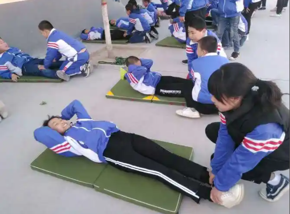 数学科课程让学生们在同步讲堂上与隶属