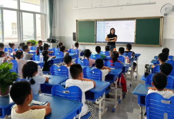激起学习兴趣激活中小学科学教育生机不