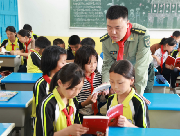 资源优势与中小学形成大手牵小手联动形