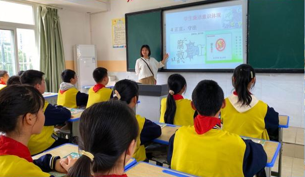 让校园充溢阳光花香让英勇的生命之花在