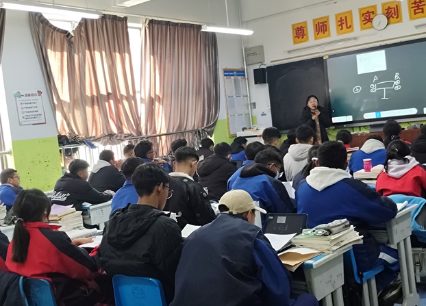 运用中平均每节课要进行4-5次的有效互动