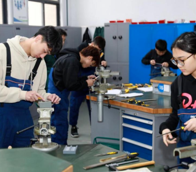 关键技能打破研究成果融入课程教育带着