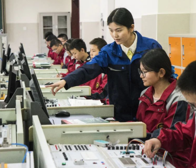 课程教育中设置企业实践环节让学生在实