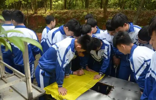 基础薄弱区域学位供应量体裁衣加强教育