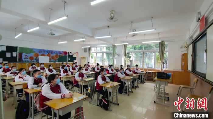 桂林中学初三年级学生在上开学第一课。　杨宗盛 摄