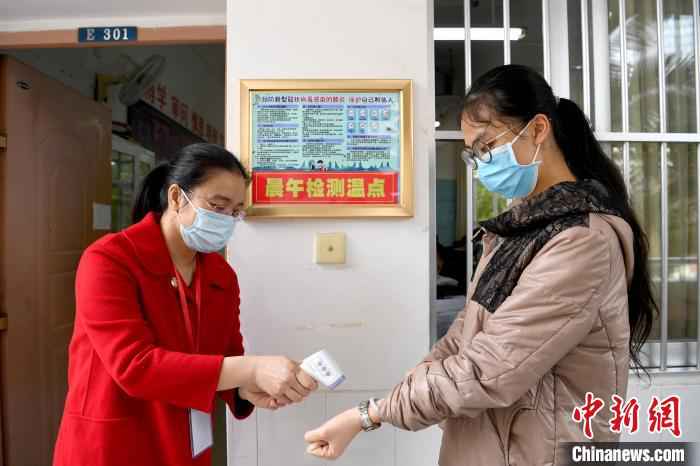 南宁市第三中学学生接受体温检测。　俞靖 摄